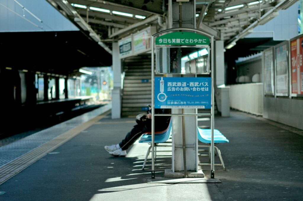 駅のプラットホームの写真。