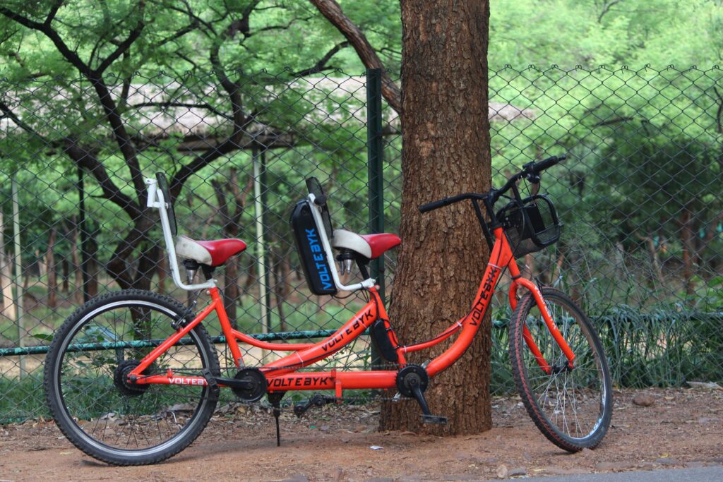 赤いタンデム自転車の写真