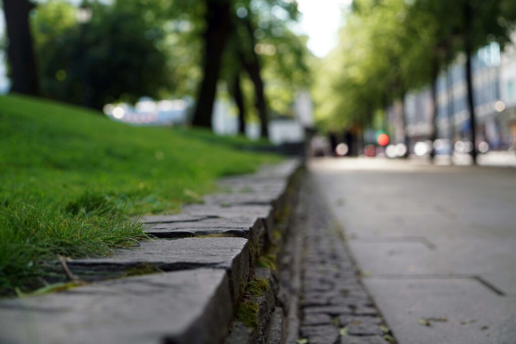 歩道と植え込みの境の段差がアップになっている写真