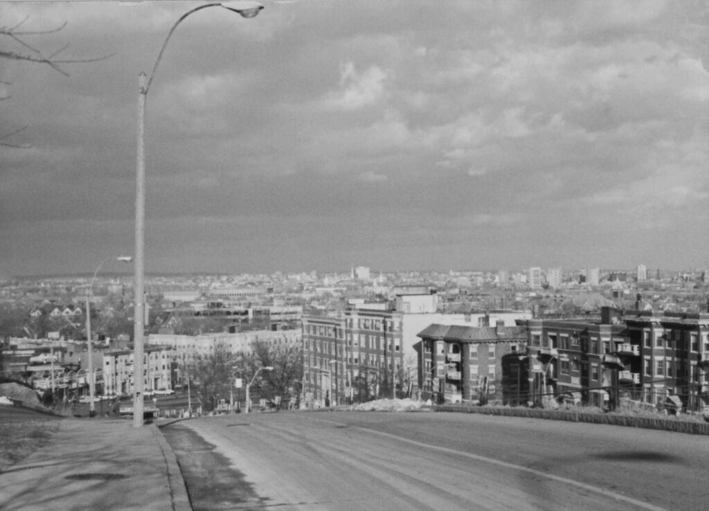 ブライトンからダウンタウンボストンを見た1974年当時のモノクロ写真。